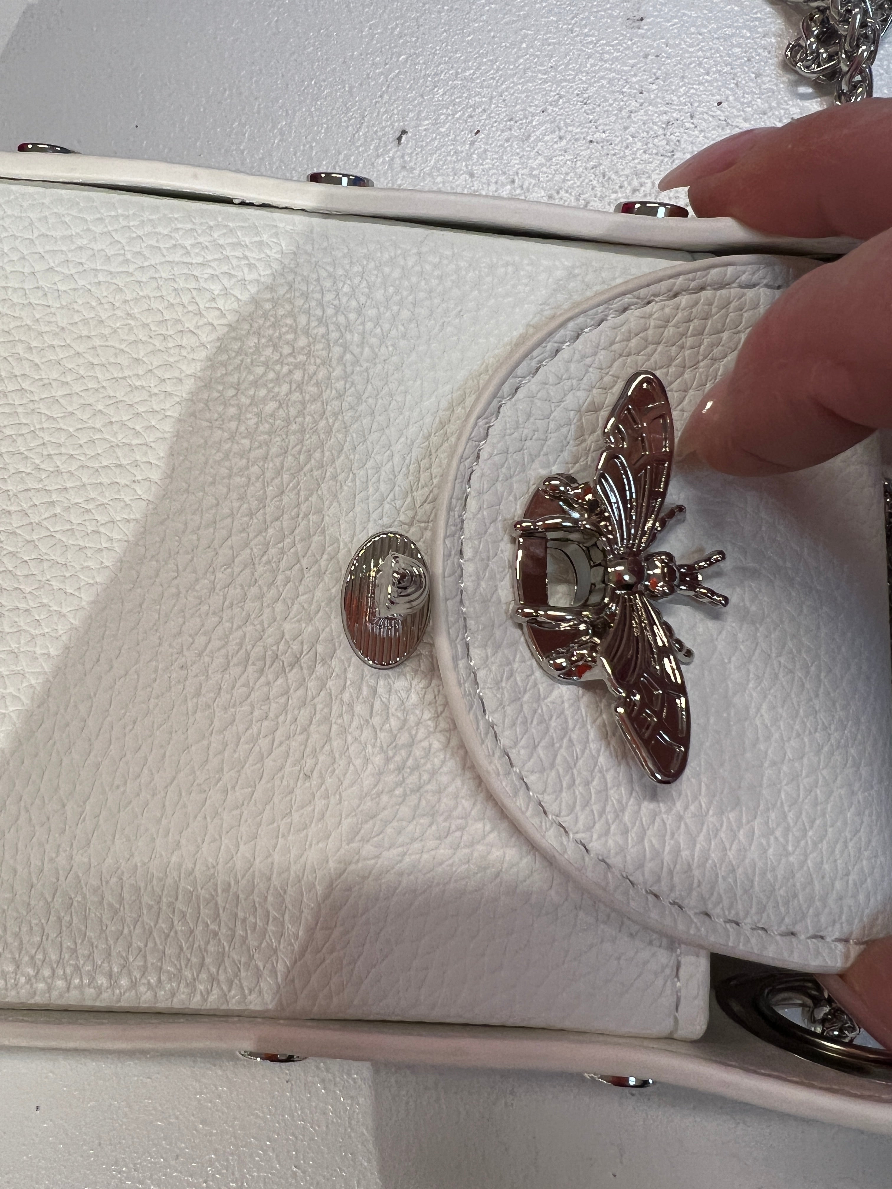 Layla - Cool liten väska med silverkedja och bi-försegling